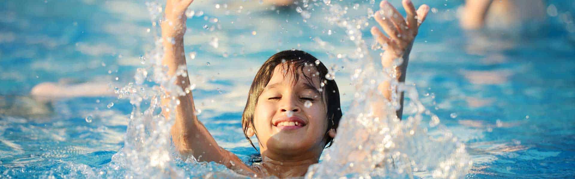 Water player. Водные процедуры для детей. Детское плавание в бассейне. ЗОЖ водные процедуры. Дети эмоции в бассейн.